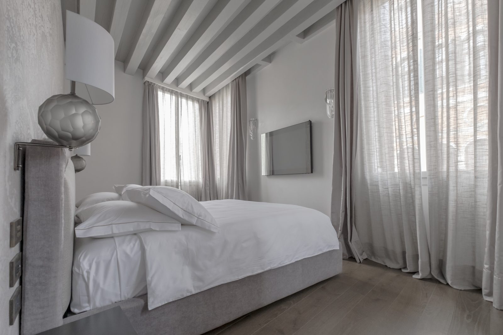 camera-pregio-appartamento-anice-lampada-vetro-grigio-bianco-schermo-tende-tessuto-venezia-palazzo-morosini