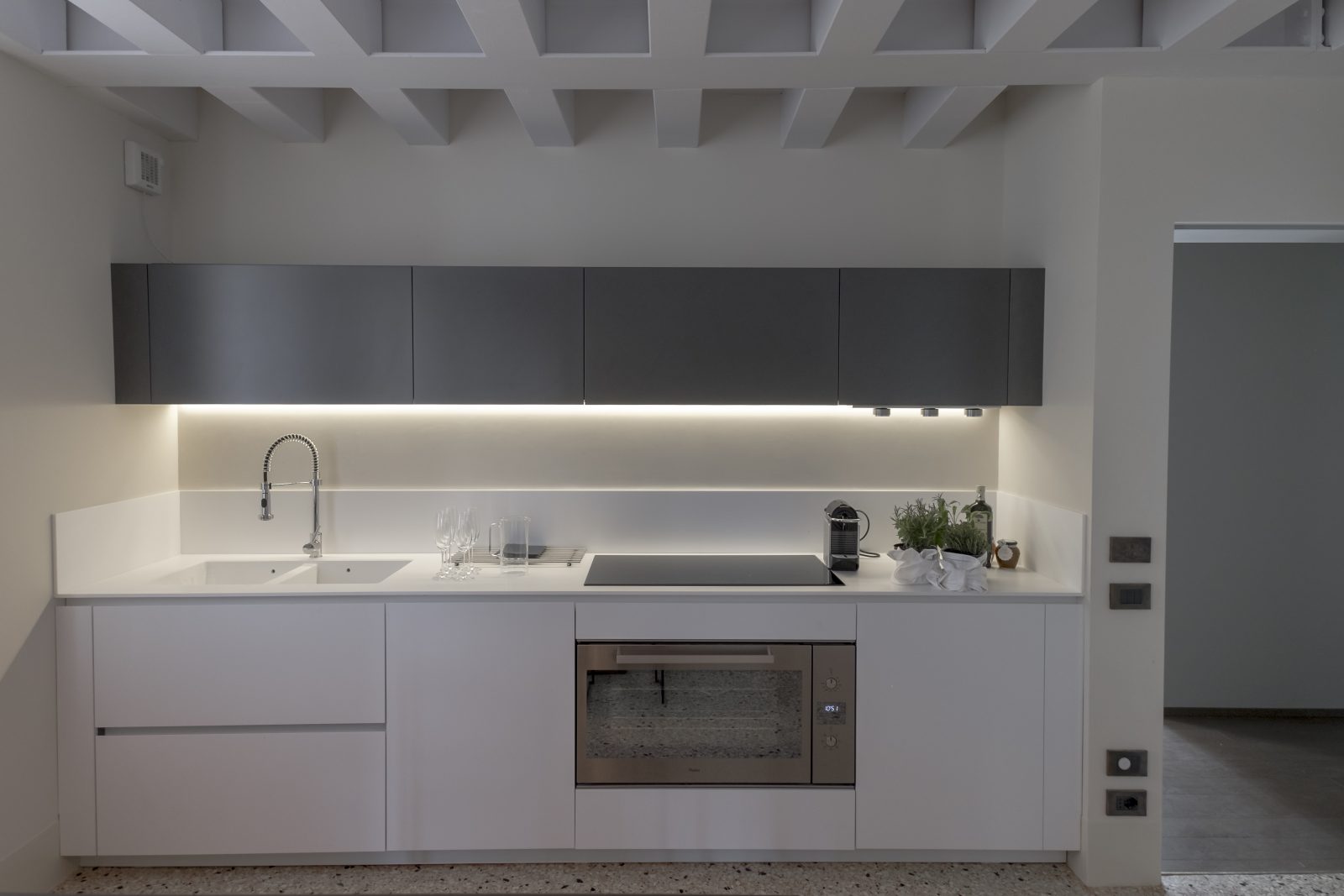 cucina-dettaglio-appartamento-anice-design-lusso-grigio-bianco-venezia-palazzo-morosini