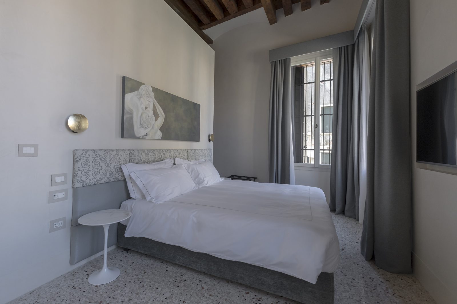 camera-letto-quadro-appartamento-coriandolo-matrimoniale-grigio-bianco-venezia-palazzo-morosini