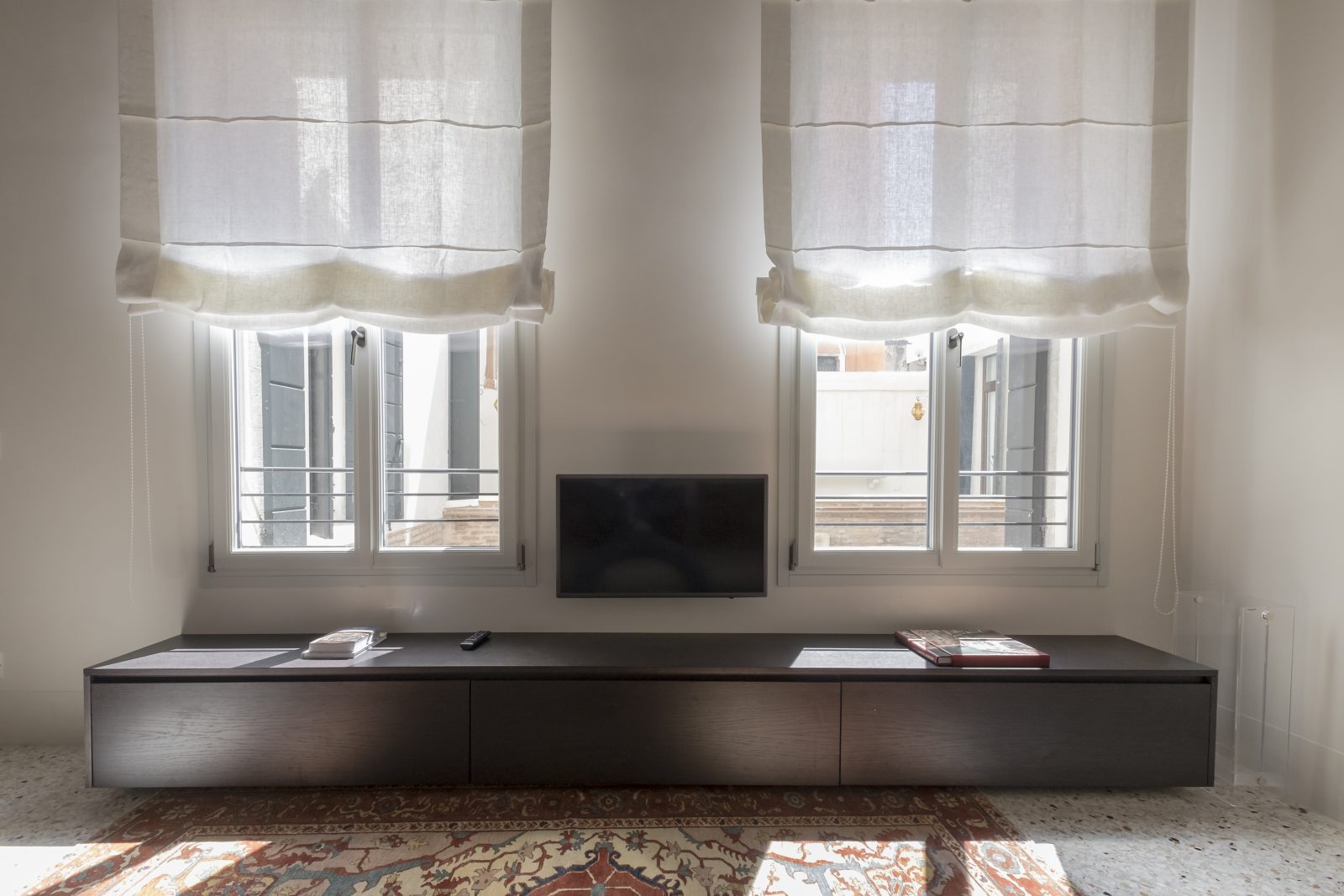 mobile-appartamento-cayenna-venezia-palazzo-morosini-tv-finestre-tappeto-persiano