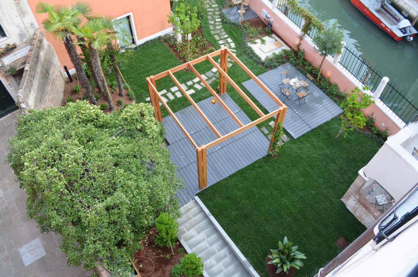 giardino-vista-appartamento-palazzo-morosini-venezia-canale-alberi-palme-verde-relax