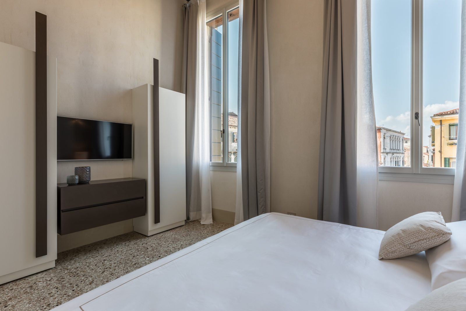 camera-letto-matrimoniale-appartamento-ginepro-venezia-palazzo-morosini-lenzuola-pregio