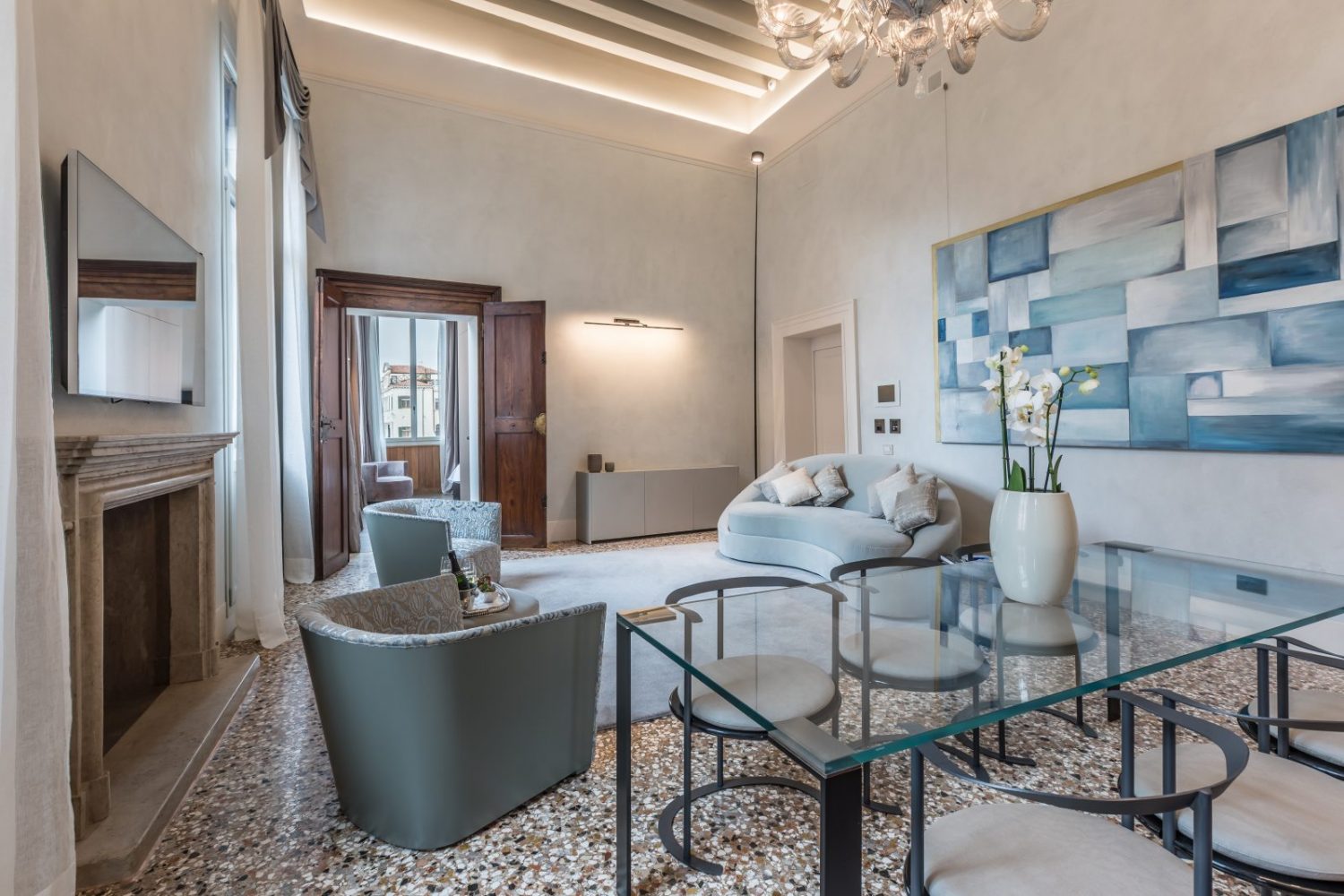 soggiorno-salotto-appartamento-anice-tavolo-vetro-quadro-parete-azzurro-grigio-colori-orchidea-venezia-palazzo-morosini