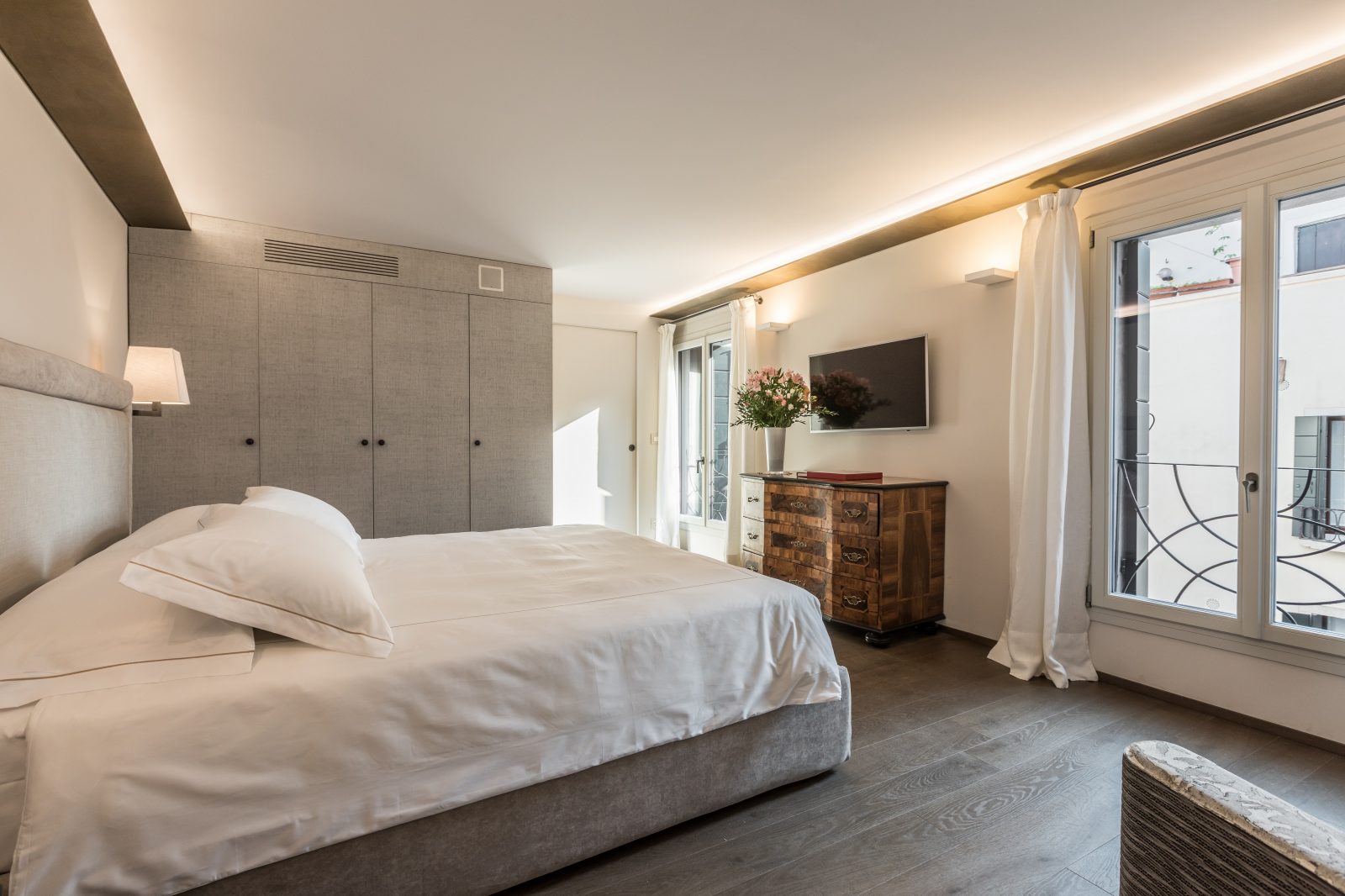 camera-letto-matrimoniale-appartamento-rafano-vista-finestra-tv-design-bianco-venezia-palazzo-morosini