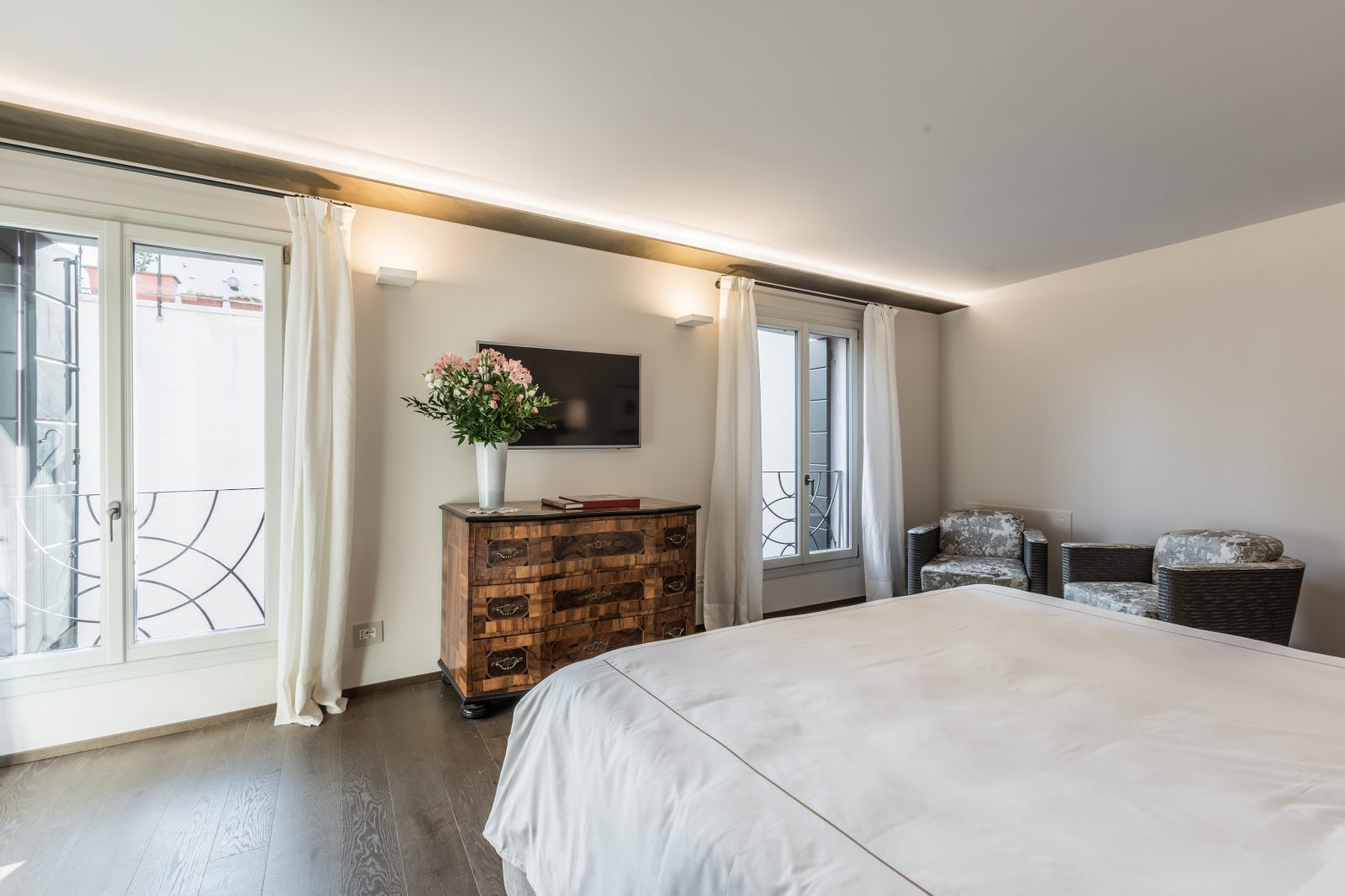 camera-matrimoniale-appartamento-rafano-design-lenzuola-mobile-legno-venezia-palazzo-morosini