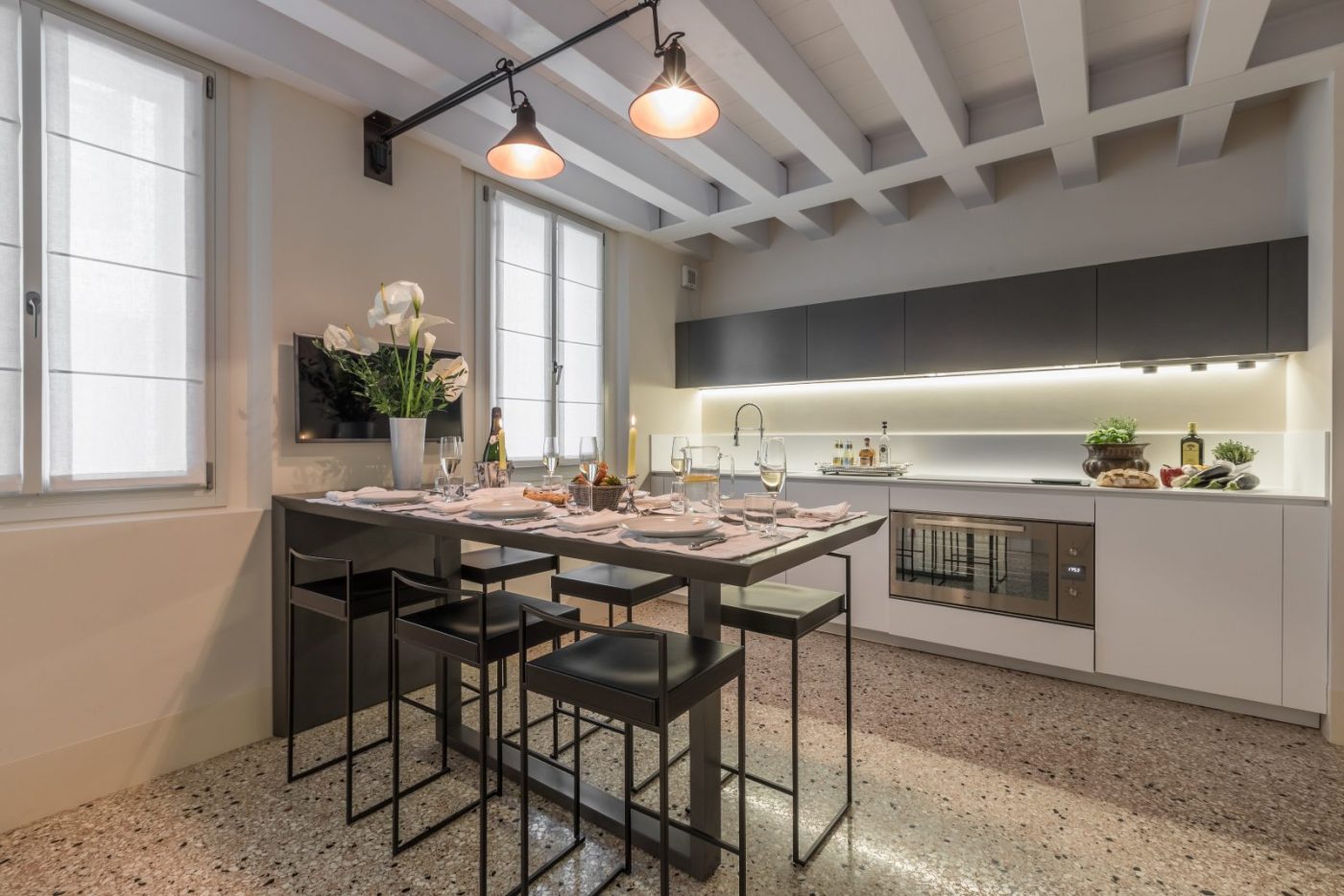 cucina-design-appartamento-anice-moderno-arredamento-grigio-bianco-venezia-palazzo-morosini