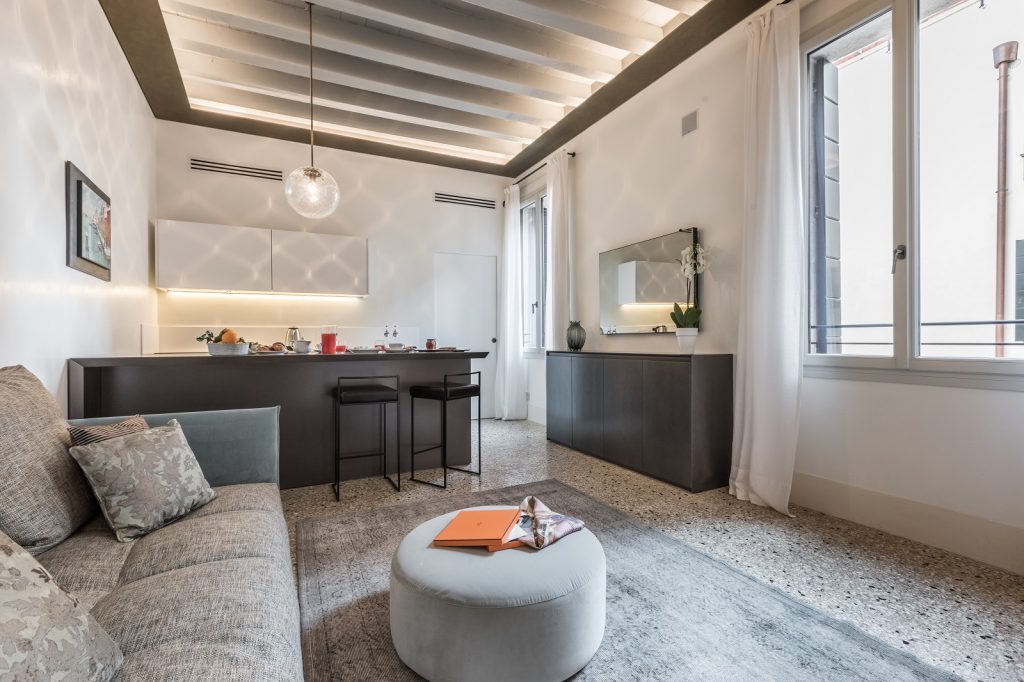 soggiorno-appartamento-rafano-venezia-palazzo-morosini-design-salotto
